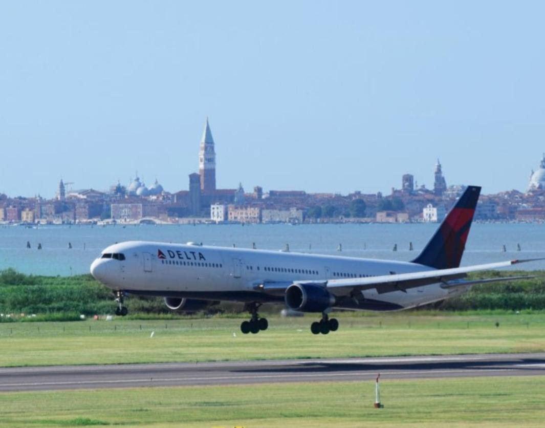 "Fly To Venice" Airport تيسّيرا المظهر الخارجي الصورة